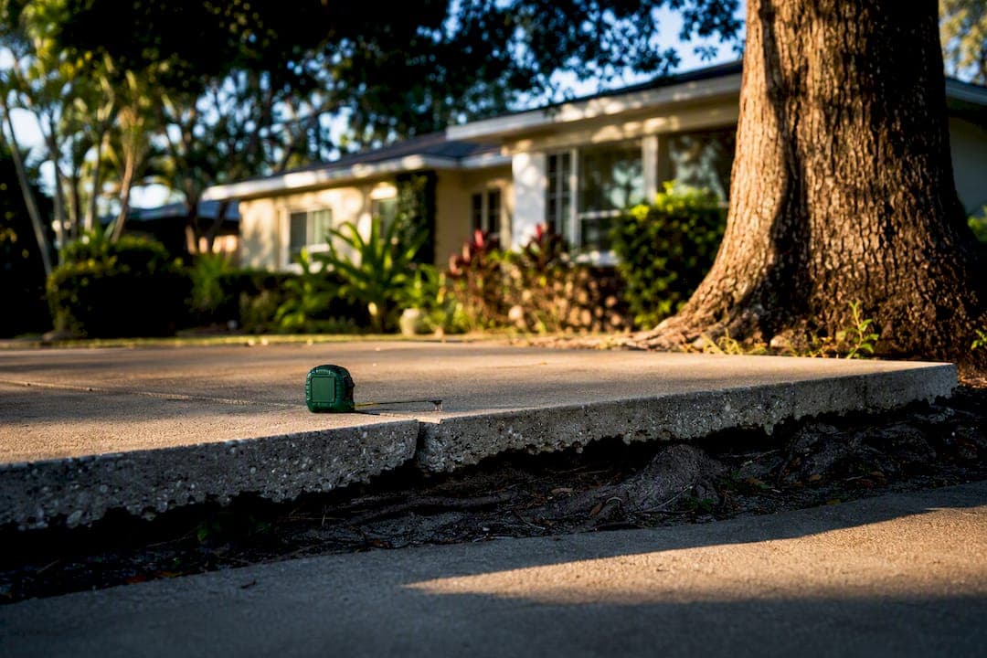 25% Rule: Homeowners' Tree Root Driveway Repair and Flexible Paving